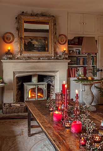 PYTTS_HOUSE_OXFORDSHIRE_LIVING_ROOM_WITH_FIREPLACE_CHRISTMAS_CANDLES_TABLE_MIRROR_WINTER