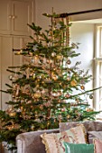 PYTTS HOUSE, OXFORDSHIRE: LIVING ROOM WITH CHRISTMAS TREE, LOUNGES, CUSHIONS, WINTER