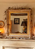 PYTTS HOUSE, OXFORDSHIRE: LIVING ROOM, CHRISTMAS: MIRROR, MANTELPIECE