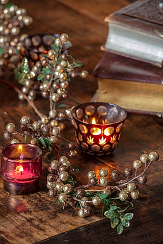 PYTTS_HOUSE_OXFORDSHIRE_LIVING_ROOM_WITH_CHRISTMAS_CANDLES_ON_TABLE