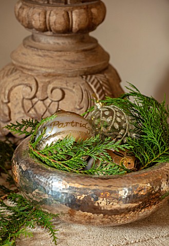 PYTTS_HOUSE_OXFORDSHIRE_CHRISTMAS_LIVING_ROOM_BOWL_WITH_BAUBLES