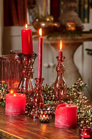 PYTTS_HOUSE_OXFORDSHIRE_LIVING_ROOM__CHRISTMAS_RED_CANDLES_ON_TABLE