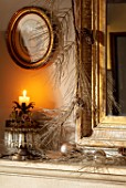 PYTTS HOUSE, OXFORDSHIRE: CHRISTMAS - LIVING ROOM, CANDLE, MIRROR, MANTELPIECE