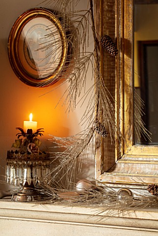 PYTTS_HOUSE_OXFORDSHIRE_CHRISTMAS__LIVING_ROOM_CANDLE_MIRROR_MANTELPIECE