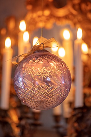 PYTTS_HOUSE_OXFORDSHIRE_CHRISTMAS_CLASSIC_DINING_ROOM_CANDLES_AND_BAUBLES_ON_TREE