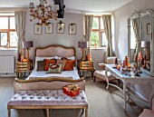 PYTTS HOUSE, OXFORDSHIRE: CLASSIC BEDROOM, GOLD, BURNT ORANGE: BED, TABLE, CHRISTMAS