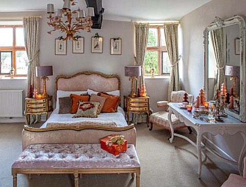 PYTTS_HOUSE_OXFORDSHIRE_CLASSIC_BEDROOM_GOLD_BURNT_ORANGE_BED_TABLE_CHRISTMAS
