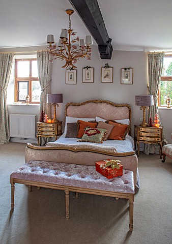 PYTTS_HOUSE_OXFORDSHIRE_CLASSIC_BEDROOM_GOLD_BURNT_ORANGE_BED_TABLE_CHRISTMAS