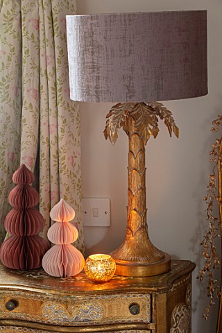 PYTTS_HOUSE_OXFORDSHIRE_CLASSIC_BEDROOM_GOLD_BURNT_ORANGE_CHRISTMAS_CANDLES_PAPER_DECORATIONS_LAMP