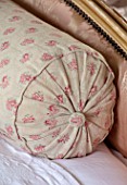 PYTTS HOUSE, OXFORDSHIRE: CLASSIC BEDROOM, CHRISTMAS: PILLOW ON BED