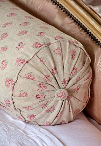 PYTTS_HOUSE_OXFORDSHIRE_CLASSIC_BEDROOM_CHRISTMAS_PILLOW_ON_BED