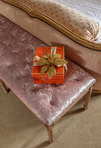 PYTTS_HOUSE_OXFORDSHIRE_CLASSIC_BEDROOM_GOLD_BURNT_ORANGE_CHRISTMAS_PRESENT_AT_END_OF_BED