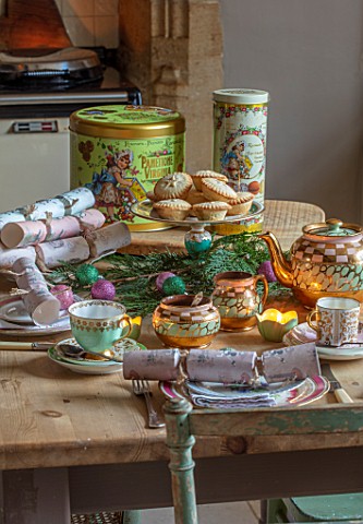 PYTTS_HOUSE_OXFORDSHIRE_KITCHEN_CHRISTMAS_WOODEN_TABLE_TEA_POT_CUPS_CRACKERS_AGA_COUNTRY_CLASSIC
