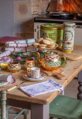 PYTTS_HOUSE_OXFORDSHIRE_KITCHEN_CHRISTMAS_WOODEN_TABLE_TEA_POT_CUPS_CRACKERS_AGA_COUNTRY_CLASSIC