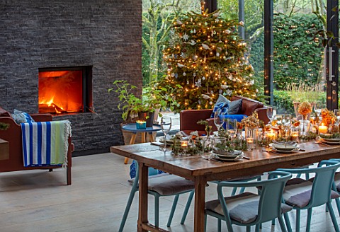 GIBBONS_CROFT_WEST_CLANDON_SURREY_CHRISTMAS_OPEN_PLAN_KITCHEN_DINING_ROOM_GLASS_WALLED_EXTENSION_SLA