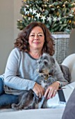AMANDA KNOX HOUSE GRANTHAM: CHRISTMAS, AMANDA WITH HER PET DOG IN LIVING ROOM
