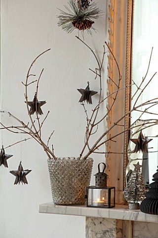 AMANDA_KNOX_HOUSE_GRANTHAM_LIVING_ROOM_CHRISTMAS_DECORATIONS_MANTELPIECE_BRANCHES_WITH_STARS