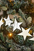 AMANDA KNOX HOUSE GRANTHAM: CHRISTMAS, LIVING ROOM, CHRISTMAS TREE, DECORATIONS, STARS