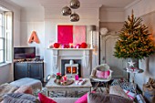 AMANDA KNOX HOUSE GRANTHAM: FRONT LIVING ROOM, FIREPLACE, MODERN ABSTRACT PAINTING, CHRISTMAS TREE, TABLE