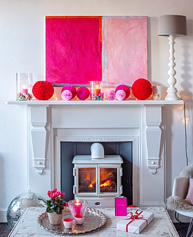 AMANDA_KNOX_HOUSE_GRANTHAM_FRONT_LIVING_ROOM_FIREPLACE_MODERN_ABSTRACT_PAINTING_CHRISTMAS_TABLE_PRES