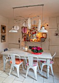 AMANDA KNOX HOUSE GRANTHAM: KITCHEN DINING ROOM, CHRISTMAS, CYCLAMEN, FLOWERS, INDOOR, CANDLES, FIREPLACE, DECORATIONS