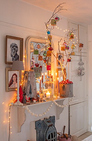 AMANDA_KNOX_HOUSE_GRANTHAM_KITCHEN_DINING_ROOM_CHRISTMAS_CANDLES_FIREPLACE_DECORATIONS