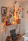 AMANDA KNOX HOUSE GRANTHAM: KITCHEN DINING ROOM, CHRISTMAS, CANDLES, FIREPLACE, DECORATIONS