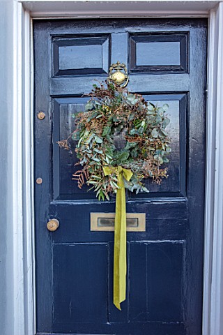 AMANDA_KNOX_HOUSE_GRANTHAM_BLUE_FRONT_DOOR_WITH_WREATH