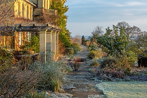 MALVERLEYS_HAMPSHIRE_WINTER_FROST_FROSTY_TERRACE_HOUSE_LAWN_PAVING_PATHS
