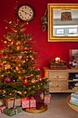 THE CONIFERS, OXFORDSHIRE: CHRISTMAS: COUNTRY, CLASSIC, LIVING ROOM, SITTING, ROOM, TREE, TABLE, MIRROR, DARK RED, CLOCK
