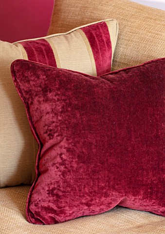 THE_CONIFERS_OXFORDSHIRE_CHRISTMAS__SITTING_ROOM_LIVING_ROOM_CHRISTMAS_CUSHIONS_RED_BROWN