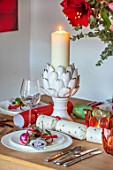 THE CONIFERS, OXFORDSHIRE: CHRISTMAS - KITCHEN DINING ROOM - PINEAPPLE CANDLE HOLDER, CRACKERS