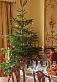 MARBURY HALL, SHROPSHIRE: DESIGNER SOFIE PATON-SMITH - TAPESTRY DINING ROOM, SWEDISH CHRISTMAS - CHRISTMAS TREE, DINING TABLE