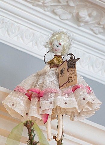 BUTTER_WAKEFIELD_HOUSE_LONDON_CHRISTMAS__LIVING_ROOM_DOLL_DECORATION_ON_TOP_OF_CHRISTMAS_TREE