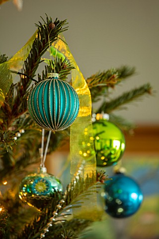 BUTTER_WAKEFIELD_HOUSE_LONDON_CHRISTMAS__LIVING_ROOM_BLUE_BAUBLES_ON_CHRISTMAS_TREE