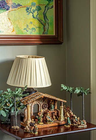 BUTTER_WAKEFIELD_HOUSE_LONDON_CHRISTMAS__LAMP_AND_NATIVITY_SCENE_IN_FRONT_ROOM_LIVING_ROOM