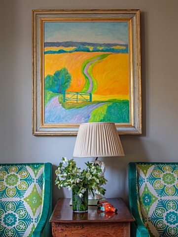 BUTTER_WAKEFIELD_HOUSE_LONDON_CHRISTMAS__FRONT_ROOM_LIVING_ROOM_CHAIRS_PAINTING_LAMP