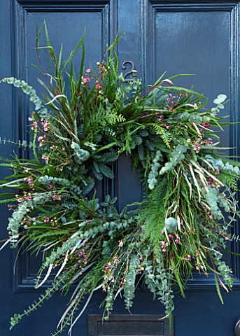 BUTTER_WAKEFIELD_HOUSE_LONDON_CHRISTMAS__WREATH_ON_FRONT_DOOR
