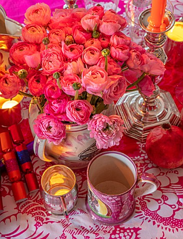 BUTTER_WAKEFIELD_HOUSE_LONDON_CHRISTMAS__KITCHEN__PINK_TABLECLOTH_CANDLES_RANUNCULUS