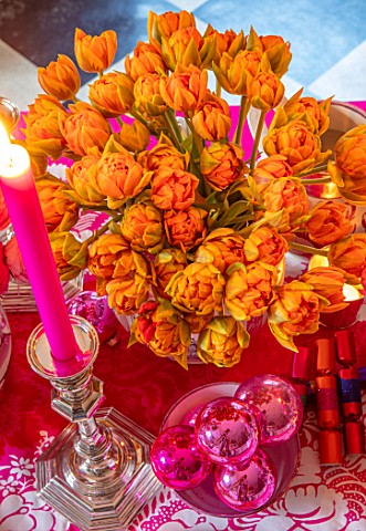 BUTTER_WAKEFIELD_HOUSE_LONDON_CHRISTMAS__KITCHEN__PINK_TABLECLOTH_CANDLES_TULIPS