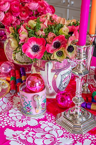 BUTTER_WAKEFIELD_HOUSE_LONDON_CHRISTMAS__KITCHEN__PINK_TABLECLOTH_CANDLES_TULIPS_ANEMONES