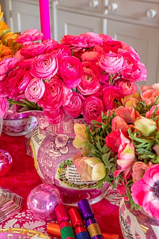 BUTTER_WAKEFIELD_HOUSE_LONDON_CHRISTMAS__KITCHEN__PINK_TABLECLOTH_CANDLES_ANEMONES_RANUNCULUS