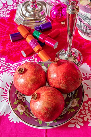 BUTTER_WAKEFIELD_HOUSE_LONDON_CHRISTMAS__KITCHEN__PINK_TABLECLOTH_CRACKERS_POMEGRANATES