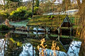 WARDINGTON MANOR, OXFORDSHIRE: THE POOL AND BOAT HOUSE IN FROST. WINTER, JANUARY, WATER, ENGLISH, COUNTRY, GARDEN