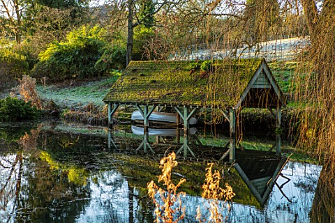 WARDINGTON_MANOR_OXFORDSHIRE_THE_POOL_AND_BOAT_HOUSE_IN_FROST_WINTER_JANUARY_WATER_ENGLISH_COUNTRY_G