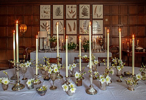 WARDINGTON_MANOR_OXFORDSHIRE_FLORIST_SHANE_CONNOLLY__DINING_ROOM_DINING_TABLE_WHITE_TABLECLOTH_CANDL