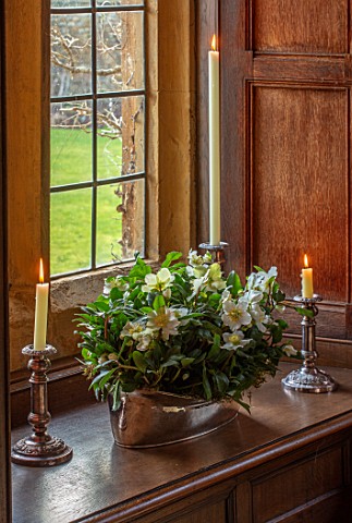 WARDINGTON_MANOR_OXFORDSHIRE_FLORIST_SHANE_CONNOLLY__DINING_ROOM_CANDLES_VASES_CONTAINER_WITH_CHRIST