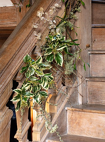 WARDINGTON_MANOR_OXFORDSHIRE_FLORIST_SHANE_CONNOLLY__LIVING_ROOM_HALLWAY__STAIRS_WITH_NATURAL_CHRIST