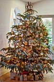 MERRYWOOD, JACKY HOBBS HOUSE, LONDON: SITTING ROOM - CHRISTMAS TREE, DECORATIONS, LIGHTS, LIGHTING