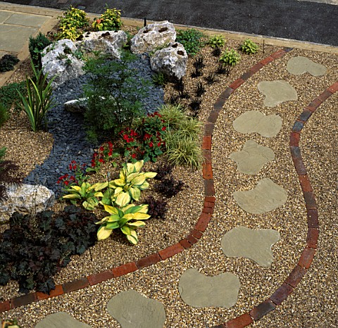JAPANESE_STYLE_FRONT_GARDEN_WITH_CURVED_PATH_AND_STEPPING_STONES_IN_GRAVEL_DESIGNED_BY_JANE_FEARNLEY